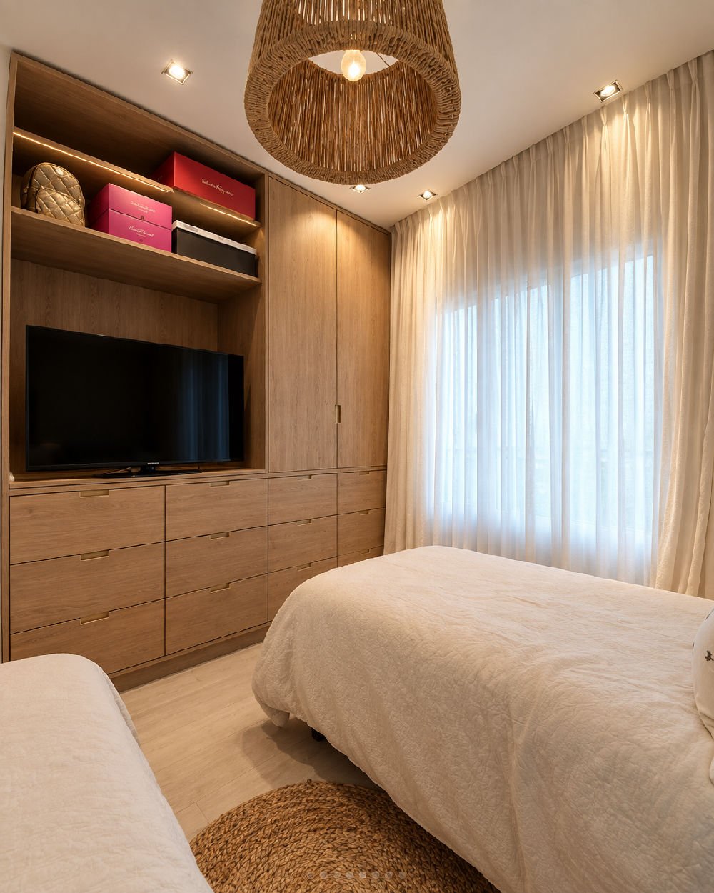 Placard de dormitorio con módulo de TV y cajonera